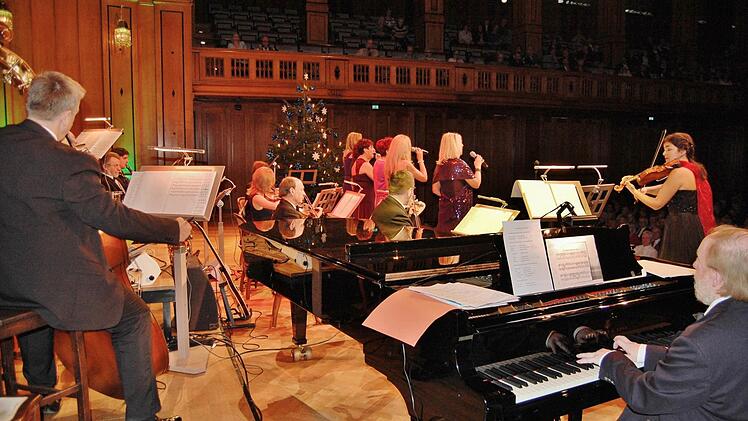 Weihnachtsmatinee von Kurorchester und Gesangsgruppe "Voila! Foto: Sigismund von Dobschütz
