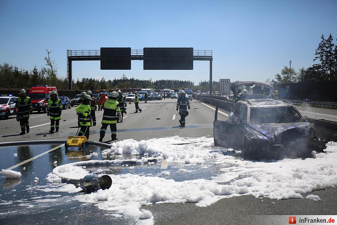 Auto brennt nach Unfall auf A9 aus