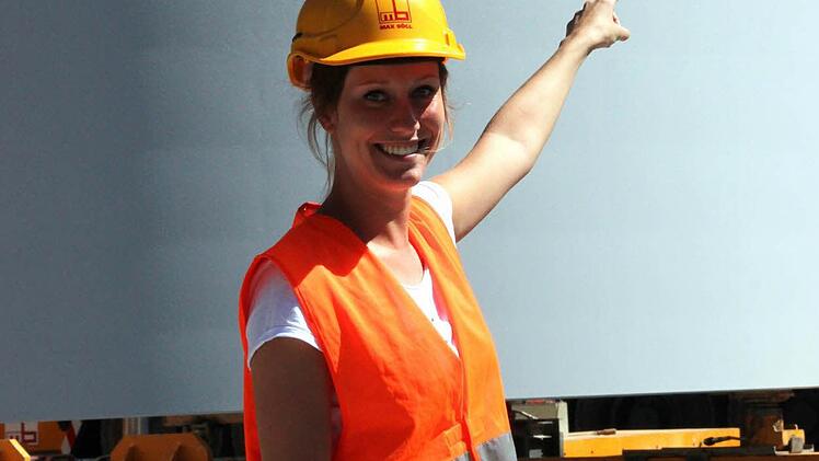 Bauleiterin Andrea Hoffmann vor einem der riesigen Betonringe  Foto: Friedwald Schedel