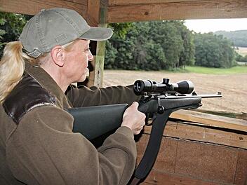 Monika heim beim Ansitz für die Jagd. Foto: Helmut Will