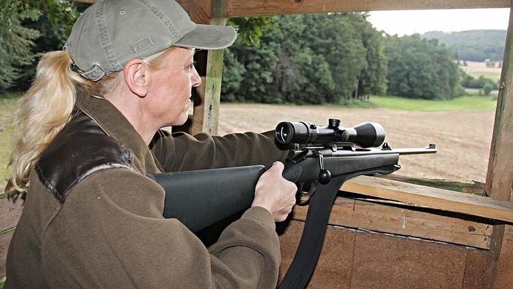 Monika heim beim Ansitz für die Jagd. Foto: Helmut Will