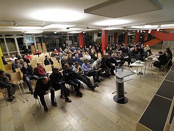 Gut besucht war die Sondersitzung des Stadtrats in der Aula der Mittelschule. Foto: Josef Hofbauer