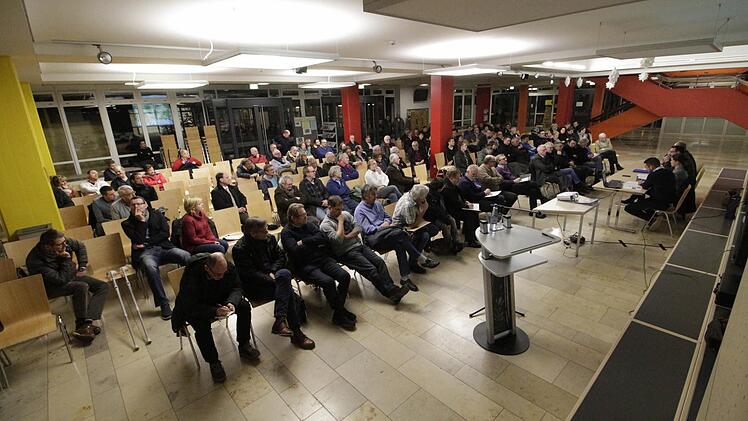 Gut besucht war die Sondersitzung des Stadtrats in der Aula der Mittelschule. Foto: Josef Hofbauer