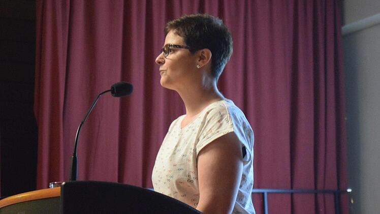Carolin Räther von Optik Hoppe in Neustadt hält einen Vortrag über das Sehen. Foto: Daniela Pondelicek