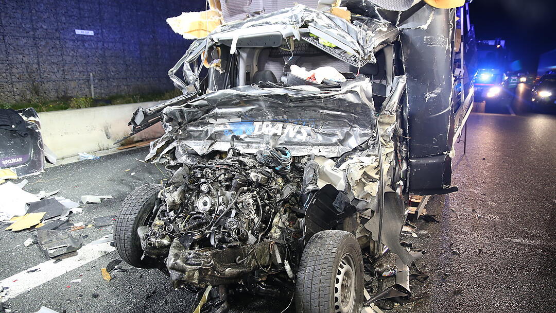 Kleintransporter rast in Lkw: Fahrer tödlich verletzt