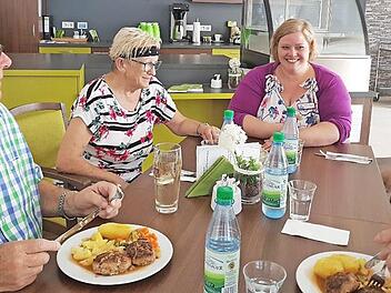 Die neue Quartiersmanagerin Sandra Hartinger (Mitte) tauscht sich gerne mit den Knetzgauern aus wie hier im Caf&eacute; awoccino.  Foto: Annika Kuhbandner, AWO Unterfranken