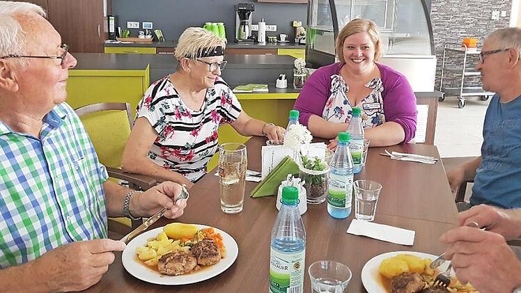 Die neue Quartiersmanagerin Sandra Hartinger (Mitte) tauscht sich gerne mit den Knetzgauern aus wie hier im Caf&eacute; awoccino.  Foto: Annika Kuhbandner, AWO Unterfranken