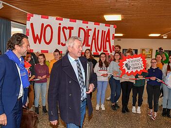 Stille Demonstration im Eichendorff-Gymnasium: Landrat Johann Kalb (Bildmitte) und Markus Knebel (Schulleiter E.T.A.-Hoffmann-Gymnasium) werden vor der Sitzung des Zweckverbands Gymnasien von demonstrierenden Schülerinnen begrüßt. Fotos: Ronald Rinklef