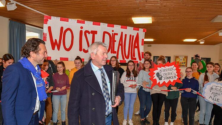 Stille Demonstration im Eichendorff-Gymnasium: Landrat Johann Kalb (Bildmitte) und Markus Knebel (Schulleiter E.T.A.-Hoffmann-Gymnasium) werden vor der Sitzung des Zweckverbands Gymnasien von demonstrierenden Schülerinnen begrüßt. Fotos: Ronald Rinklef