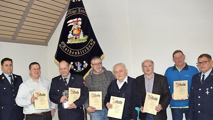 Diese Mitglieder wurden für ihre langjährige Zugehörigkeit zur Freiwilligen Feuerwehr Rothenkirchen ausgezeichnet. Mit im Bild der Erste Kommandant Matthias Raab (links) sowie Vorsitzender Mario Müller (rechts).