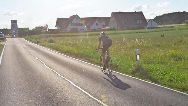 Am Ortseingang von Hammerbach, aus Richtung Beutelsdorf, entsteht ein Baugebiet. Es schlie&szlig;t sich an die H&auml;user im Hintergrund an, die bereits seit 14 Jahren stehen. Hinter dem Trafohaus (links im Hintergrund) gibt's noch ein kleineres weiteres Gebiet.  Foto: Bernhard Panzer