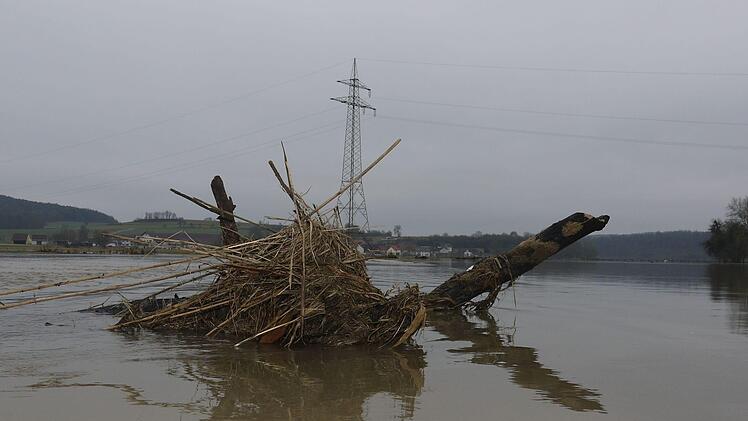 Südlich von Lahm: Das Hochwasser hat reichlich Material zurückgelassen.