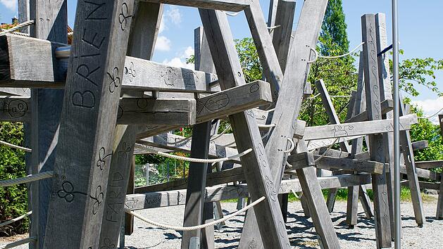 Notruf aus W&uuml;rzburger Kindergarten: Bub (4) steckt in Kletterturm fest