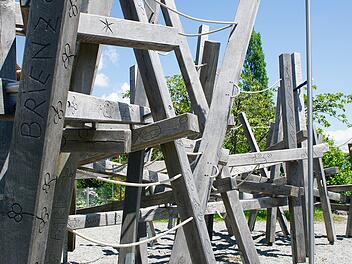 Notruf aus Würzburger Kindergarten: Bub (4) steckt in Kletterturm fest