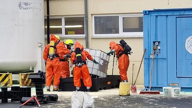 Bad Kissingen: "Beh&auml;lter mit Chemikalien" l&ouml;st Feuerwehreinsatz aus - Mitarbeiter verhindern Schlimmeres