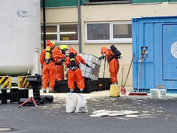 Bad Kissingen: "Behälter mit Chemikalien" löst Feuerwehreinsatz aus - Mitarbeiter verhindern Schlimmeres