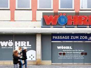 Nur auf unserer Montage ist der Wöhrl-Schriftzug schon am Maxplatz, am Honer-Haus, angekommen. Foto: Matthias Hoch/Montage: Alice Barna