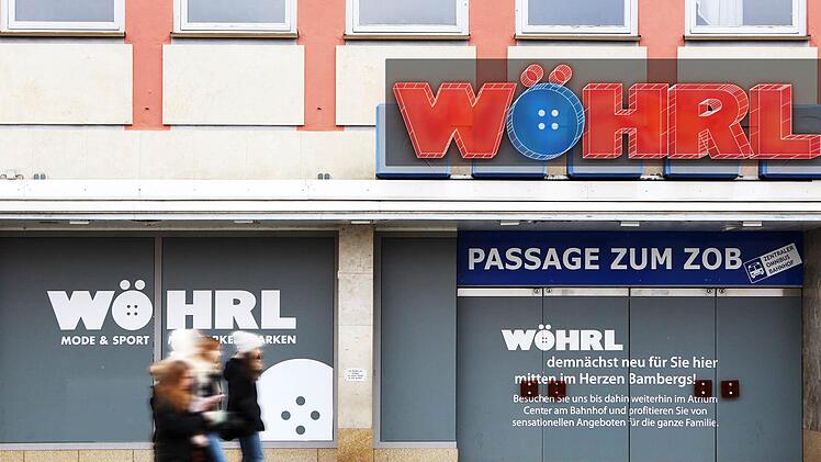 Nur auf unserer Montage ist der Wöhrl-Schriftzug schon am Maxplatz, am Honer-Haus, angekommen. Foto: Matthias Hoch/Montage: Alice Barna