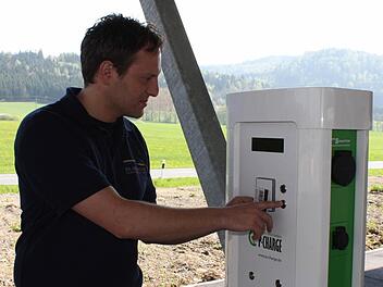 Schon jetzt gibt es am neuen Standort in Rugendorf Strom-"Tankstellen", an denen auf Knopfdruck Elektromobile aufgeladen werden können.