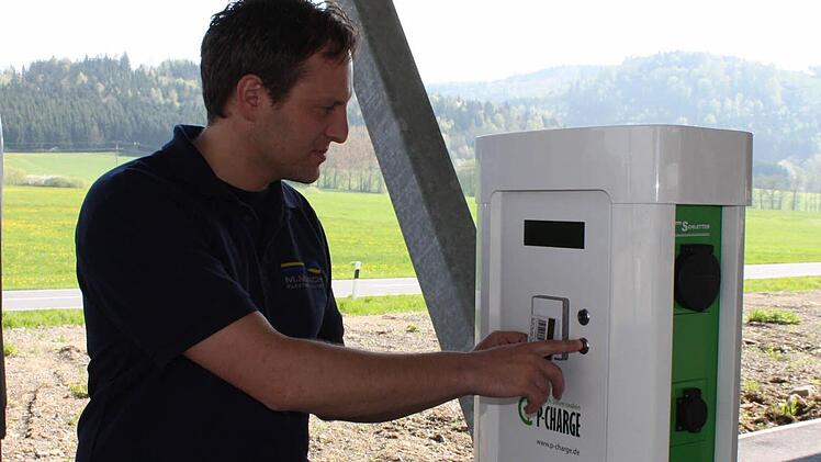 Schon jetzt gibt es am neuen Standort in Rugendorf Strom-"Tankstellen", an denen auf Knopfdruck Elektromobile aufgeladen werden können.
