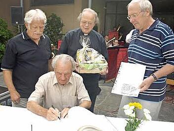 Pfarrer Balthasar Amberg (stehend Mitte) und Ehrenwallfahrtsführer Wilhelm Karch (sitzend) trugen sich in das Ehrenbuch der Retzbachpilger ein. Mit dabei hinten links Wallfahrtsführer Otmar Seidl und rechts sein Stellvertreter Otmar Lutz. Stefan Geiger