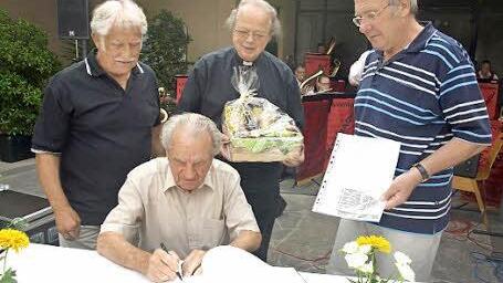 Pfarrer Balthasar Amberg (stehend Mitte) und Ehrenwallfahrtsführer Wilhelm Karch (sitzend) trugen sich in das Ehrenbuch der Retzbachpilger ein. Mit dabei hinten links Wallfahrtsführer Otmar Seidl und rechts sein Stellvertreter Otmar Lutz. Stefan Geiger