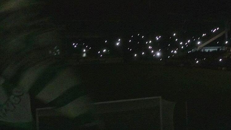 Romantische Stimmung: Beim Zweitligaspiel zwischen Greuther Fürth und dem KSC kam es zu einem Stromausfall. Foto: Romina Sawatzki
