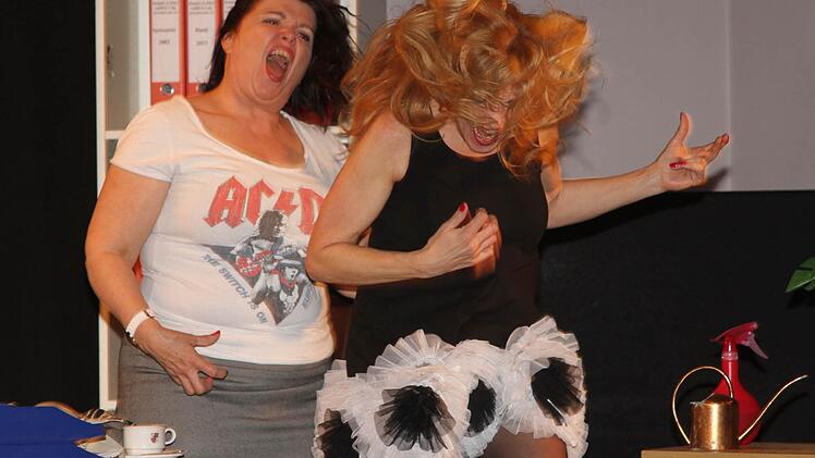 Mit ihrem "Luftgitarrenspiel" rissen sie die Zuschauer fast von den Stühlen. Foto: Geiling