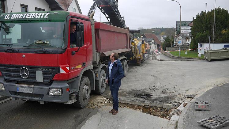 Markus Mönch hört sich die Klagen der Straßenbauarbeiter an. Foto: Berthold Köhler