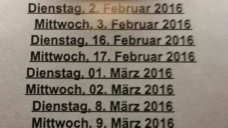 Ein Blatt reicht nicht mehr für den Aushang der Termine im so genannten Chefarzt-Prozess aus. Die Liste der Verhandlungstage über den 12. und 13. Januar hinaus stehen schon auf einer zweiten Seite. Foto: Jutta Behr-Groh