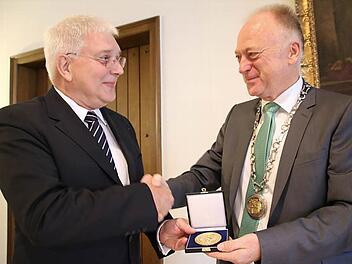 Bürgermeister Helmut Blank (rechts) überreichte an den ehemaligen Generalsekretär des deutschen Bestatterverbandes die Stadtmedaille in Gold. Foto: Heike Beudert
