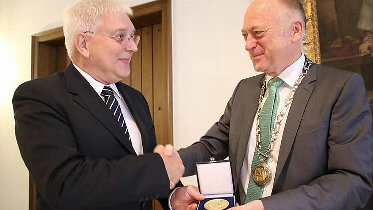 Bürgermeister Helmut Blank (rechts) überreichte an den ehemaligen Generalsekretär des deutschen Bestatterverbandes die Stadtmedaille in Gold. Foto: Heike Beudert