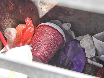 Mitgenommen, ausgetrunken, weggeworfen: "Coffee to go"-Becher werden in Bamberg zum Müllproblem. Foto:Ronald Rinklef