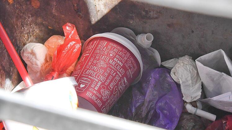 Mitgenommen, ausgetrunken, weggeworfen: "Coffee to go"-Becher werden in Bamberg zum Müllproblem. Foto:Ronald Rinklef