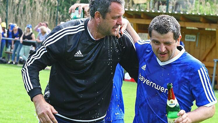 Die obligatorische Sektdusche verpasste Kupferbergs Routinier Bernd Lauterbach (rechts) seinem Trainer Alexander Weber nach dem entscheidenden Spiel in Motschenbach. Foto: Monika Limmer