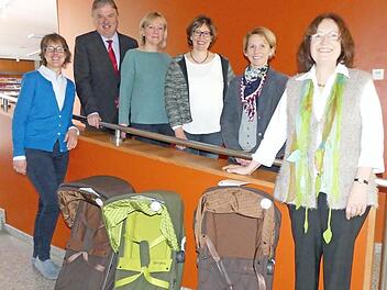 Landrat Söllner (Zweiter von links) und die Sozialpädagoginnen Monika Cosma und Kerstin Ziegler sowie Kathrin Limmer, Abteilungsleiterin Kommunales und Soziales, freuen sich über Baby-Tragetaschen, die Präsidentin Anja Gimpel-Henning (links) und Vizepräsidentin Ute Salzwedel (rechts) als Spende des Kiwanisclubs übergaben.  Foto: Dieter Hübner