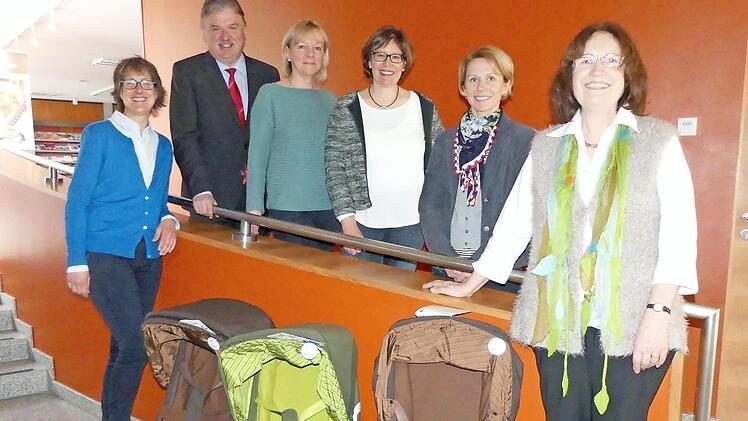Landrat Söllner (Zweiter von links) und die Sozialpädagoginnen Monika Cosma und Kerstin Ziegler sowie Kathrin Limmer, Abteilungsleiterin Kommunales und Soziales, freuen sich über Baby-Tragetaschen, die Präsidentin Anja Gimpel-Henning (links) und Vizepräsidentin Ute Salzwedel (rechts) als Spende des Kiwanisclubs übergaben.  Foto: Dieter Hübner