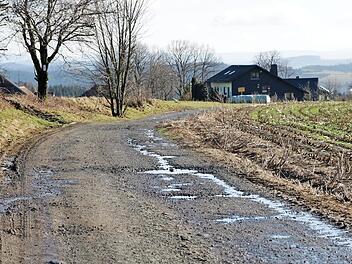 Miserabel ist der Zustand der Verbindungsstraße zwischen Oberehesberg (Presseck) und Mittelberg (Marktrodach). In Oberehesberg wurden über 150 Unterschriften für eine Instandsetzung der Straße gesammelt und ans Pressecker Rathaus geschickt. Es soll allerdings auch eine Unterschriftenliste gegen einen Ausbau geben. Der Gemeinderat hat deshalb das Thema vorerst auf Halde gelegt. Foto: Klaus Klaschka