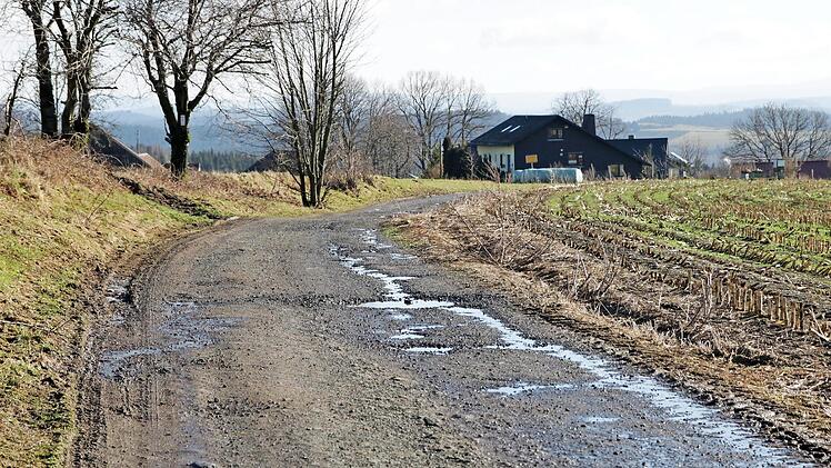 Miserabel ist der Zustand der Verbindungsstraße zwischen Oberehesberg (Presseck) und Mittelberg (Marktrodach). In Oberehesberg wurden über 150 Unterschriften für eine Instandsetzung der Straße gesammelt und ans Pressecker Rathaus geschickt. Es soll allerdings auch eine Unterschriftenliste gegen einen Ausbau geben. Der Gemeinderat hat deshalb das Thema vorerst auf Halde gelegt. Foto: Klaus Klaschka