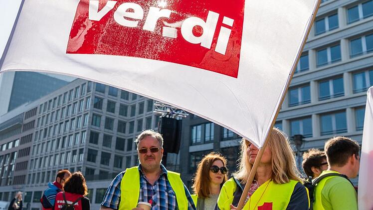 Für Dienstag und Mittwoch hat verdi umfassende Warnstreiks in ganz Deutschland angekündigt. Diese Orte in Franken sind betroffen. Symbolfoto: Christophe Gateau/dpa