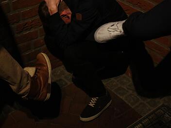 Zu zweit gingen sie auf ihr Opfer los, schlugen es brutal zusammen. Nun kam der Fall in Bamberg vor Gericht - und die Täter mit einer milden Strafe davon. Symbolbild: Christopher Schulz