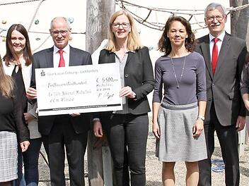 Roland Vogel von der Sparkasse Coburg-Lichtenfels überreichte eine Spende von 5500 Euro an Dekanin Stefanie Ott-Frühwald. Foto: Gerda Völk