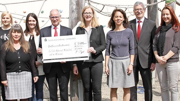 Roland Vogel von der Sparkasse Coburg-Lichtenfels überreichte eine Spende von 5500 Euro an Dekanin Stefanie Ott-Frühwald. Foto: Gerda Völk