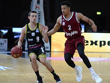 Nelson  Weidemann (rechts) verteidigt in einem Testspiel der M&uuml;nchner Bayern gegen den Bayreuther David Stockton. Foto: Peter Mularczyk