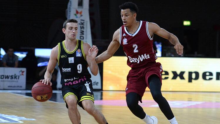 Nelson  Weidemann (rechts) verteidigt in einem Testspiel der Münchner Bayern gegen den Bayreuther David Stockton. Foto: Peter Mularczyk