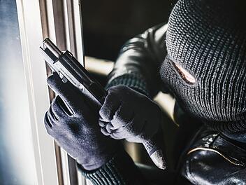 Am Montagmorgen wurde ein Supermarkt in Mainaschaff ausgeraubt. Symbolfoto: AA+W / Adobe Stock