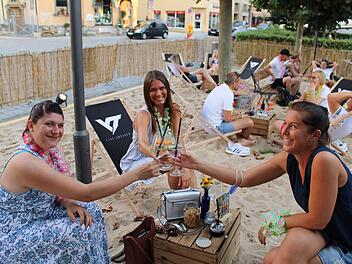 Der Stadtstrand ist zentraler Treffpunkt für gemeinsame Sommerabende Foto: Vera Schiller