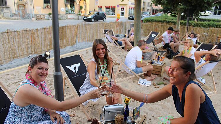 Der Stadtstrand ist zentraler Treffpunkt für gemeinsame Sommerabende Foto: Vera Schiller