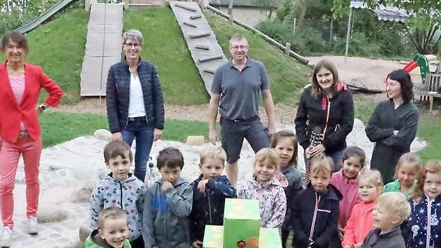 Saftübergabe im Evangelischen Kindergarten: Die Kinder und die Erzieherinnen Nicola Reinhardt (rechts) sowie Sarah Kreul (Zweite von rechts) und die Vertreter der Stadt , Monika Petterich (Zweite von links), Bauhofleiter Thomas Kinscher (Mitte) und Bürgermeisterin Christine Frieß (links) freuen sich gemeinsam. Foto: Roland Dietz