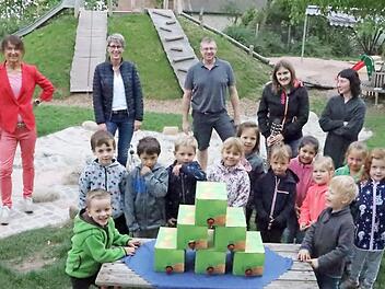 Saftübergabe im Evangelischen Kindergarten: Die Kinder und die Erzieherinnen Nicola Reinhardt (rechts) sowie Sarah Kreul (Zweite von rechts) und die Vertreter der Stadt , Monika Petterich (Zweite von links), Bauhofleiter Thomas Kinscher (Mitte) und Bürgermeisterin Christine Frieß (links) freuen sich gemeinsam. Foto: Roland Dietz